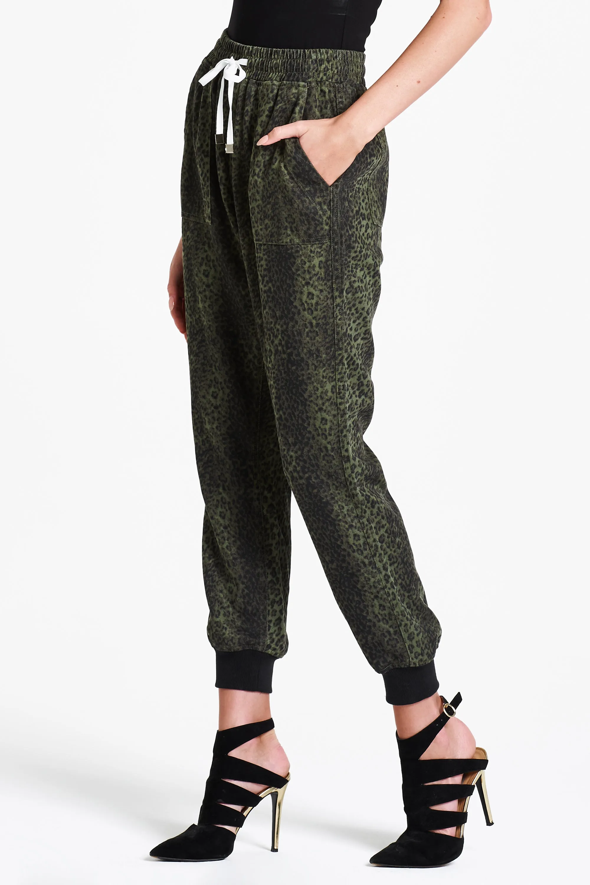 JACEY SUPER HIGH RISE CROPPED JOGGER PANTS GREEN CHEETAH