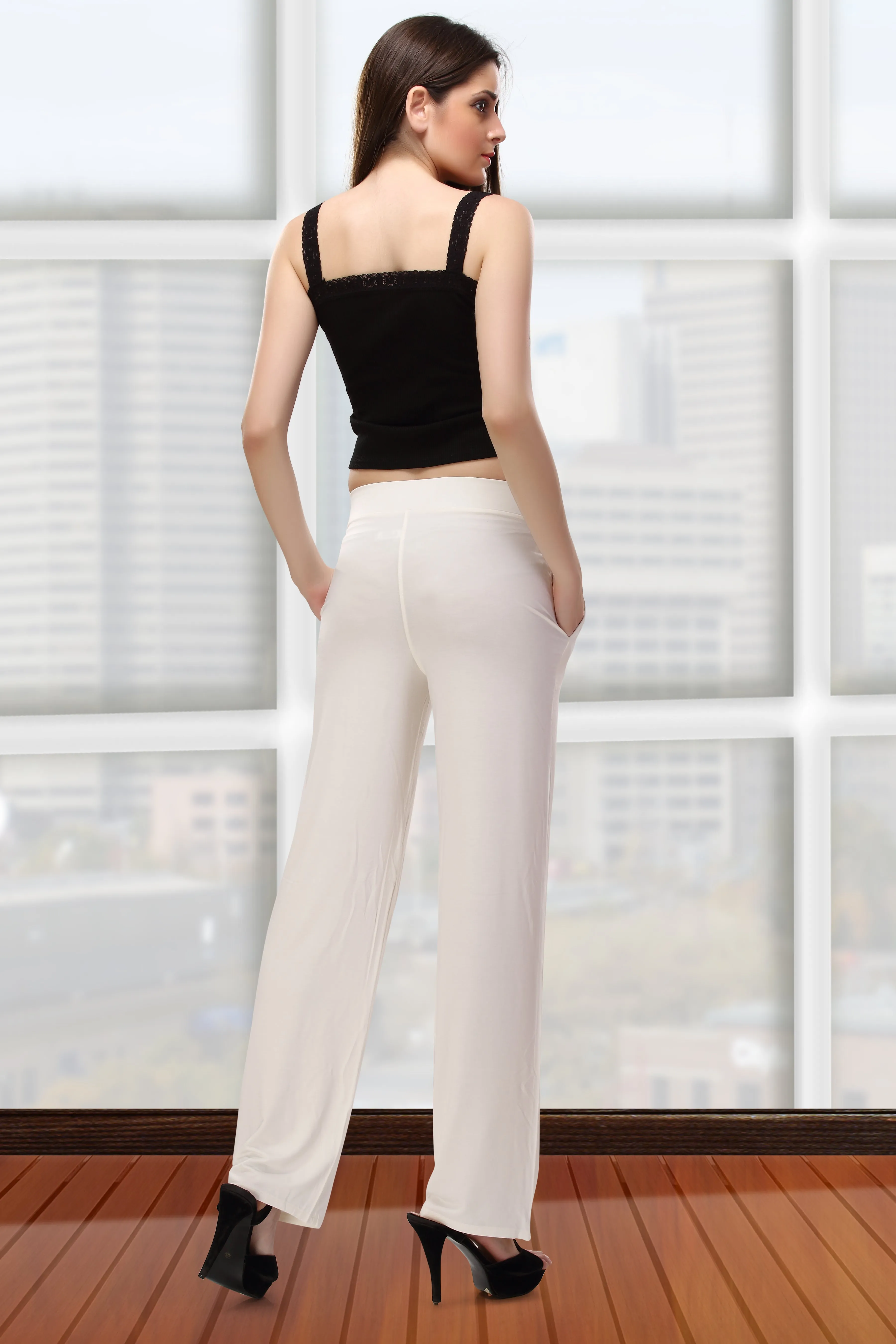 WOMEN'S SOLID REGULAR FIT PARALLEL PANT