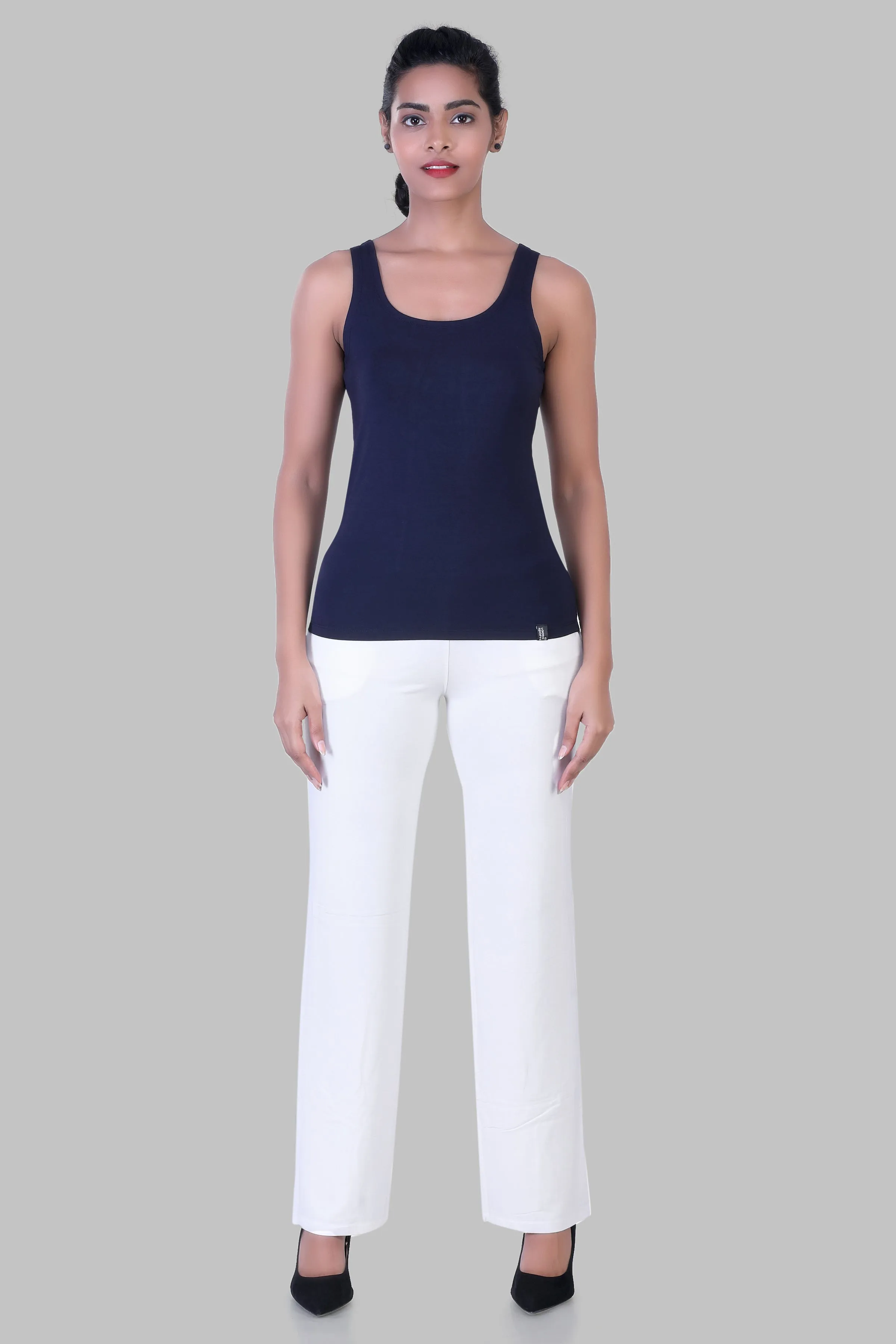 WOMEN'S SOLID REGULAR FIT PARALLEL PANT